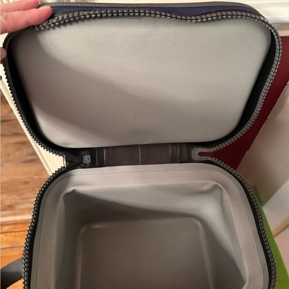 YETI Hopper 8 cooler - Picture 2 of 7